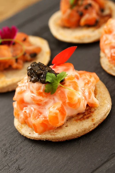 Gerookte Zalm Blini Canapeetjes — Stockfoto