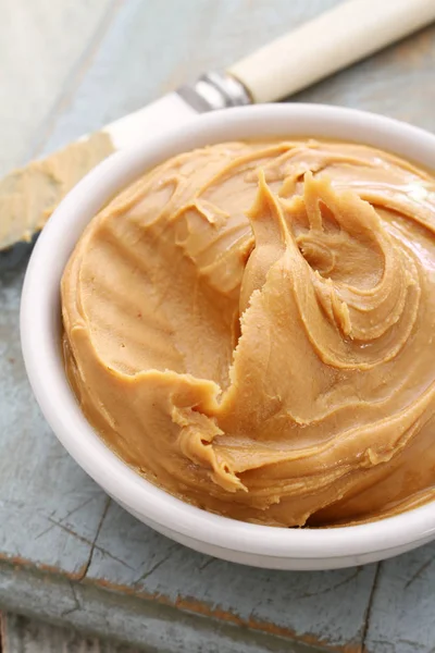 Erdnussbutter Der Schüssel Verteilen — Stockfoto