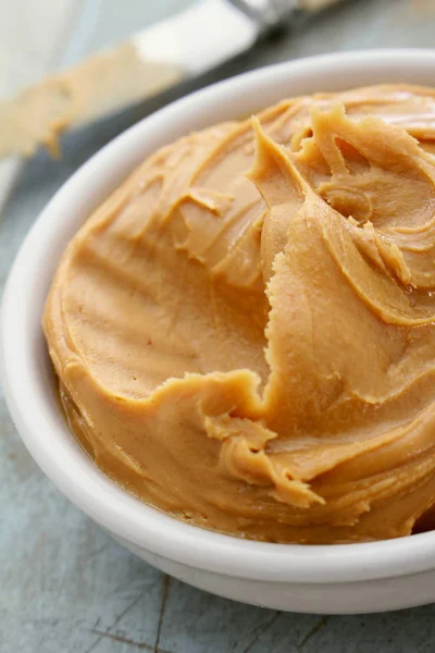 Erdnussbutter Der Schüssel Verteilen — Stockfoto