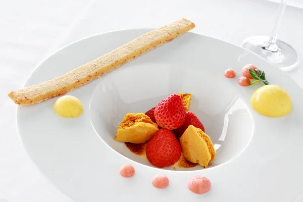 Dessert Fraise Gastronomique Plaqué — Photo