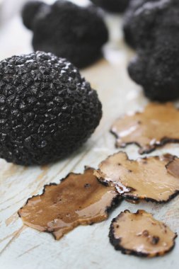 taze siyah truffle hazırlanıyor