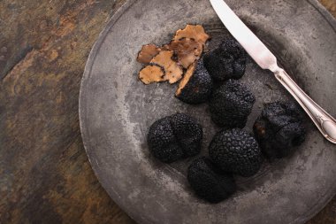 taze siyah truffle hazırlanıyor