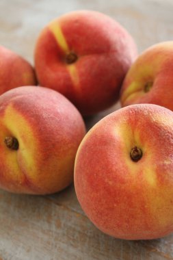 Masada taze şeftaliler var. 