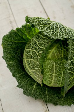 Bütün savoy lahana kevgir içinde