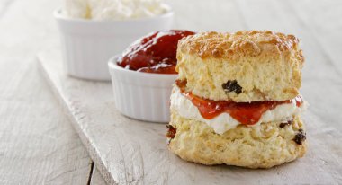 reçel ile taze pişmiş çörekler 