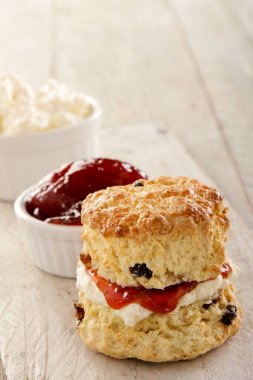 reçel ile taze pişmiş çörekler 