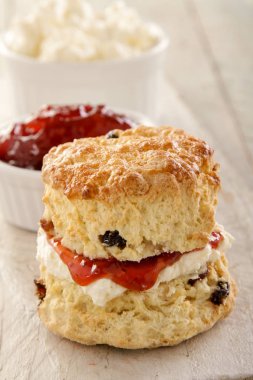 reçel ile taze pişmiş çörekler 