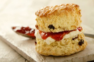 reçel ile taze pişmiş çörekler 