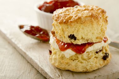 reçel ile taze pişmiş çörekler 