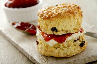 reçel ile taze pişmiş çörekler 