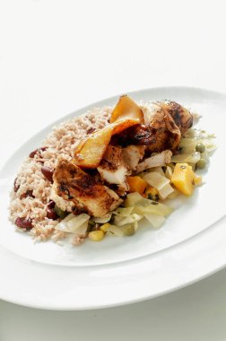 Jamaika jerk tavuk bezelye pirinç ve lahana ile