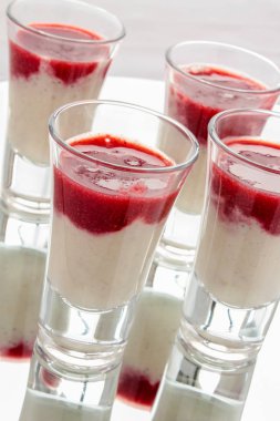 yoğurt meyve sos ile