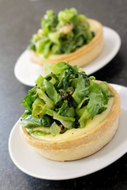 Kızarmış lahana ve peynirli tartı