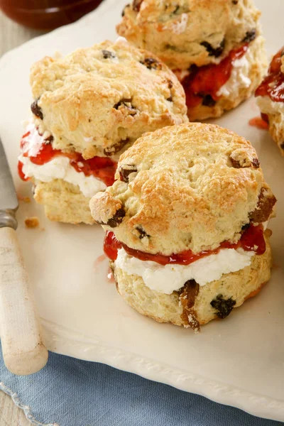 Scones Cozidos Forno Frescos Com Engarrafamento — Fotografia de Stock