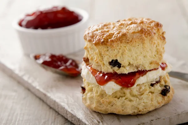 Scones Cozidos Forno Frescos Com Engarrafamento — Fotografia de Stock