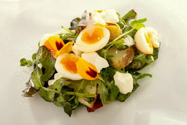 ウズラの卵とジャガイモのサラダ — ストック写真