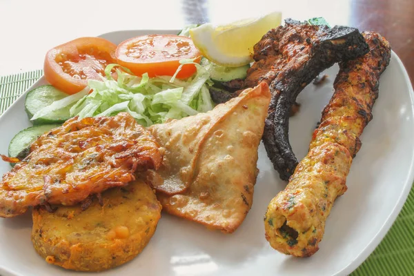 Frische Getrocknete Gewürze Auf Dem Tisch — Stockfoto