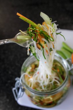 Çin Eriştesi et suyu çorbası