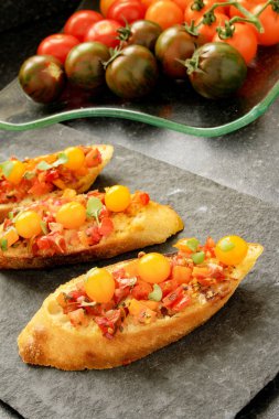Turuncu domates Bruschetta