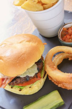 Pared sığır eti hamburger yemek