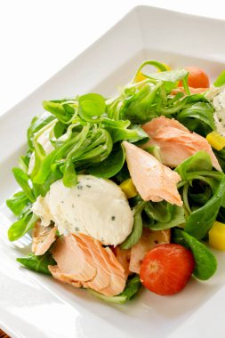 sağlıklı sıcak füme somon salata