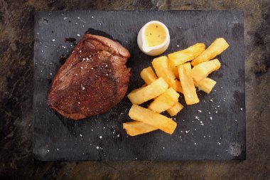 Chateaubriand biftek ile kızarmış patates yemek kaplama