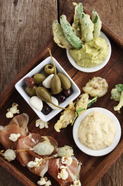 masanın üzerine karışık antipasti meze