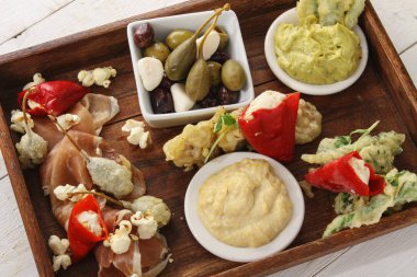 masanın üzerine karışık antipasti meze