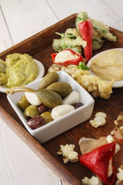 masanın üzerine karışık antipasti meze