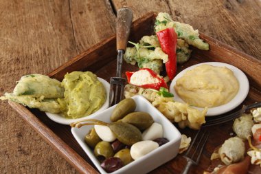 masanın üzerine karışık antipasti meze