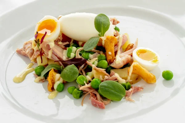 ウズラの卵とハムのサラダ — ストック写真