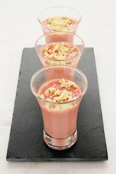 Leckeres Erdbeermousse Dessert — Stockfoto