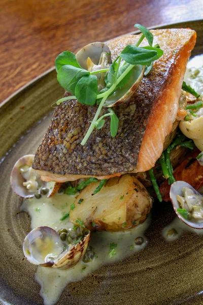 Vergulde Zalm Steak Maaltijd — Stockfoto