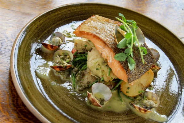 Vergulde Zalm Steak Maaltijd — Stockfoto