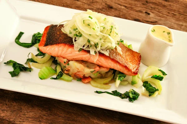 Vergulde Zalm Steak Maaltijd — Stockfoto