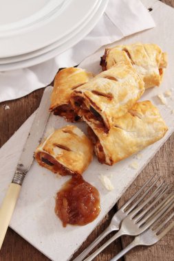 taze pişmiş sosis rolls