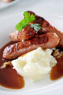 geleneksel sosis ve patates püresi yemek