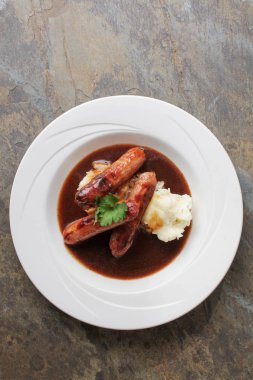 geleneksel sosis ve patates püresi yemek