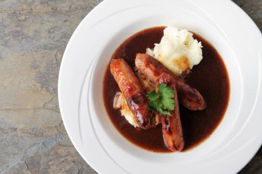 geleneksel sosis ve patates püresi yemek