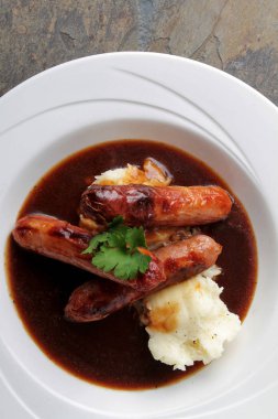 geleneksel sosis ve patates püresi yemek