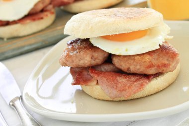 pişmiş sosis yumurta ve domuz pastırması kahvaltı muffin