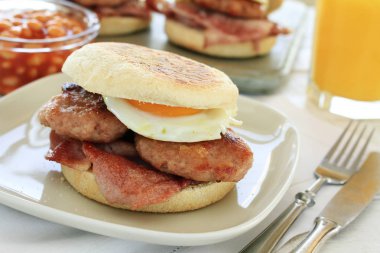 pişmiş sosis yumurta ve domuz pastırması kahvaltı muffin