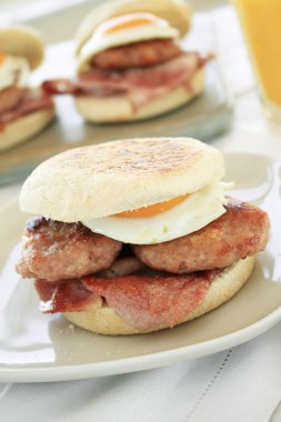 pişmiş sosis yumurta ve domuz pastırması kahvaltı muffin