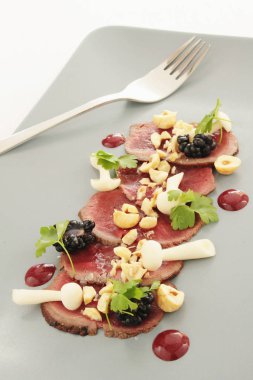 Dana carpaccio meze tabağı