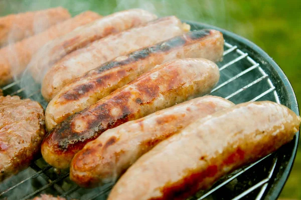 Uzenky Salámy Hamburgery Vaření Bbq — Stock fotografie