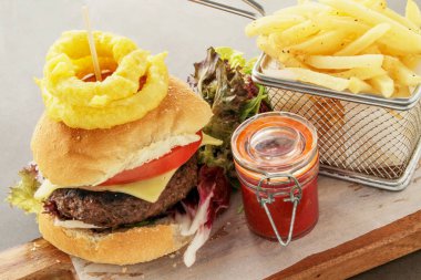 Pared sığır eti hamburger yemek