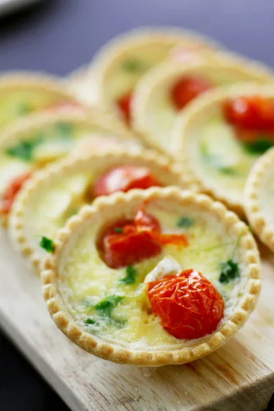 Empilhados Mini Quiche Buffet Comida — Fotografia de Stock