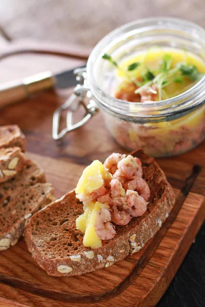 Tradicional Aperitivo Camarones Maceta Servido Con Pan Tostado Marrón —  Fotos de Stock