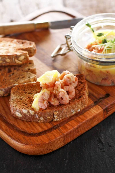 Traditional Potted Shrimp Appetizer Served Toasted Brown Bread — Stock Photo, Image