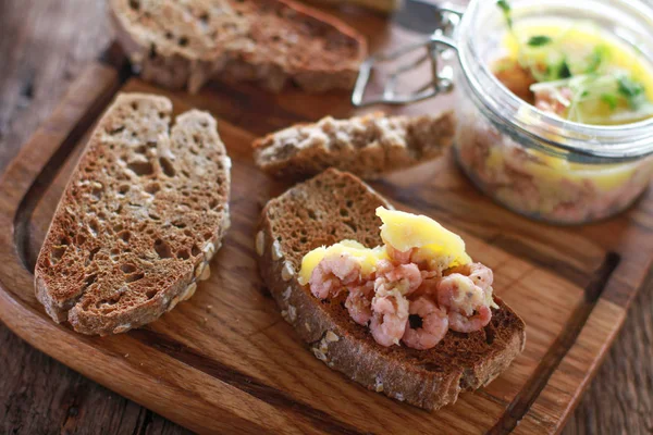 Traditionele Ingegoten Garnalen Voorgerecht Geserveerd Met Geroosterd Bruin Brood — Stockfoto